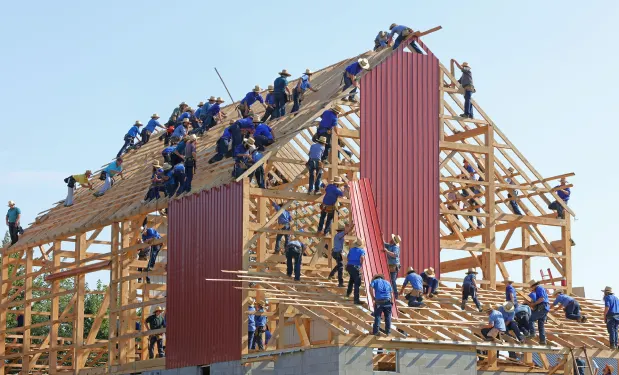 Une équipe Mieux Isoler sur un chantier