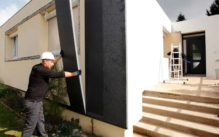 Pose de panneaux d'isolation sur une façade